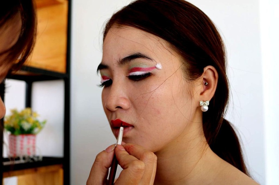 Bất ngờ với bộ tóc “nhấp nháy” đón Giáng sinh - 3 Phần bông gắn ở đuôi mắt gợi lên không khí Noel