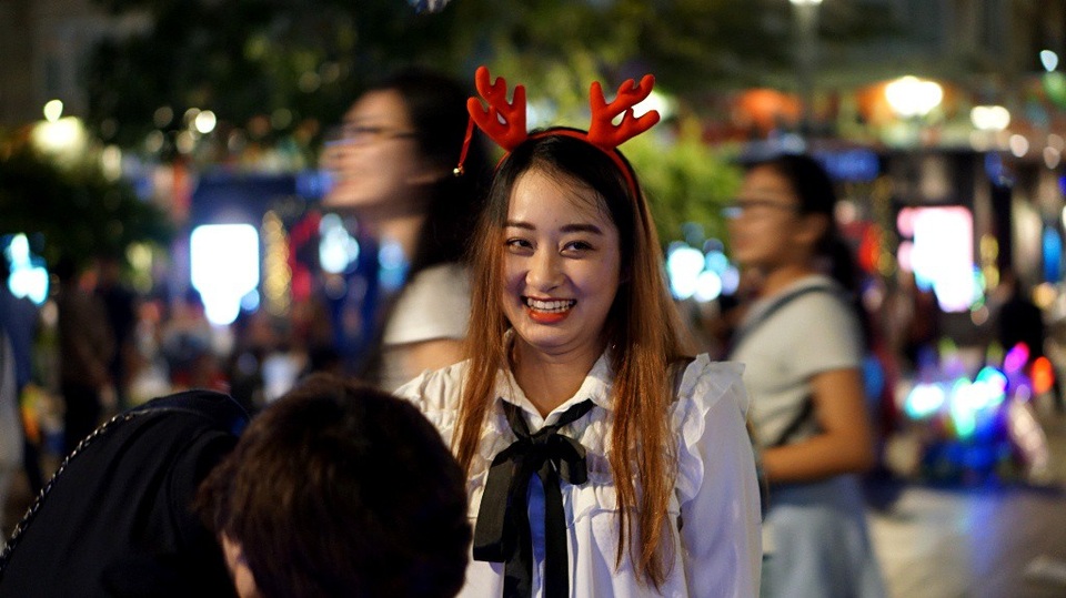 Phố đi bộ Nguyễn Huệ nhếch nhác vì... rác, hàng rong - 2 Bạn trẻ này đang mua một chiếc cài tóc có sừng Tuần lộc để chụp ảnh giáng sinh