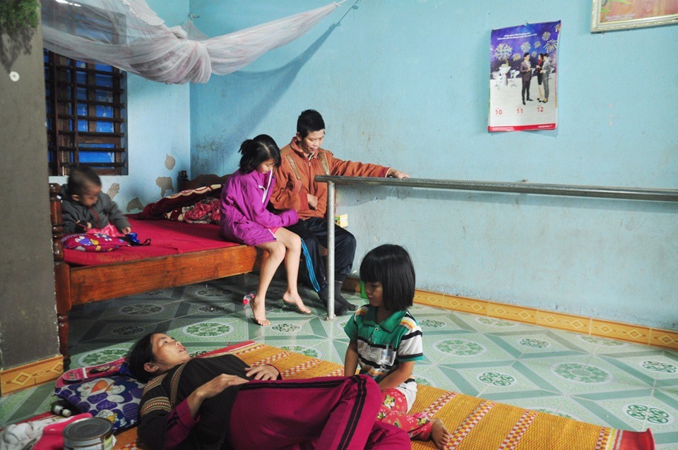 5 con thơ khốn khó khi bố tai biến mạch máu não, mẹ gặp tai nạn nằm liệt giường - 1 2 con nhỏ chăm sóc cho ông Quang và bà Thu, riêng em út nhỏ quá nên không làm gì được