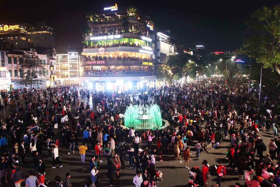 Biển người ở phố đi bộ hồ Gươm đón Giáng sinh - 2
Quảng trường Đông Kinh Nghĩa Thục như mọi khi lại là một trong những điểm tập trung đông người nhất.
