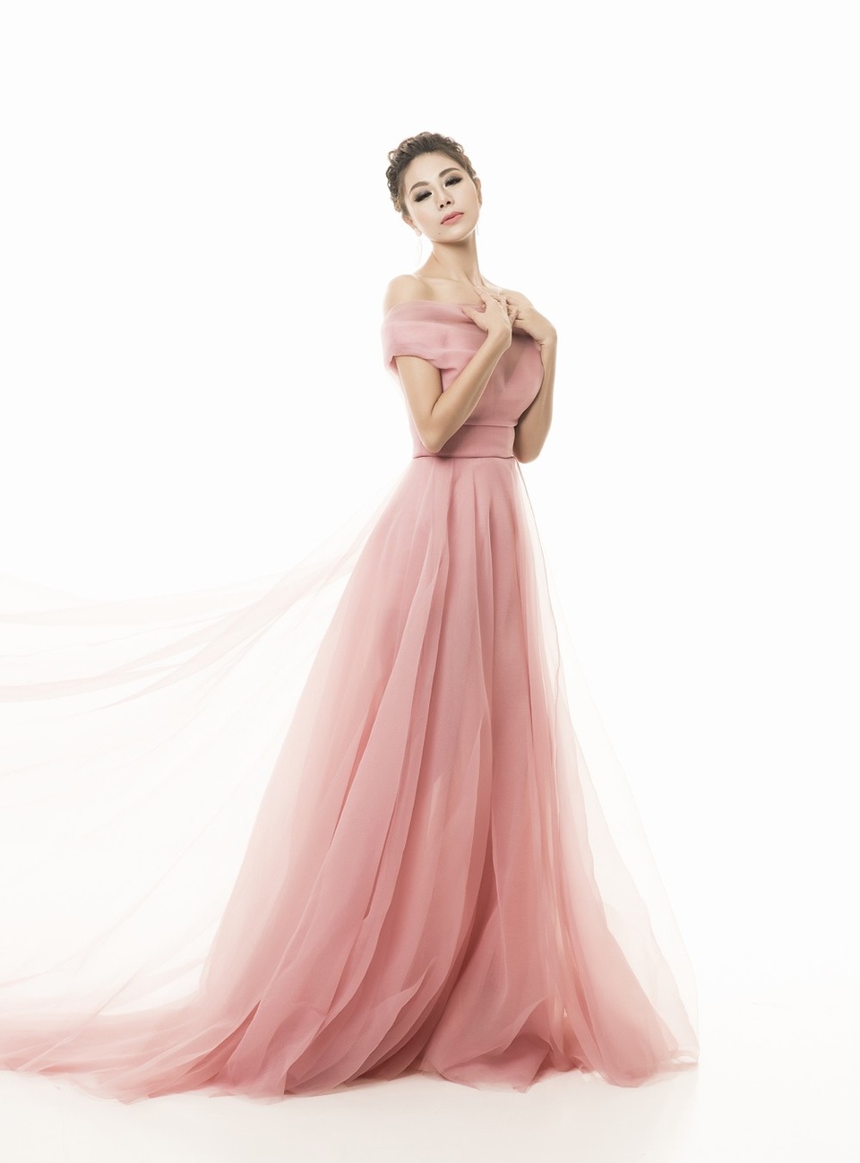 Diện đầm trễ vai, "Kiều nữ làng hài" Nam Thư cuốn hút dưới mọi góc nhìn - 5