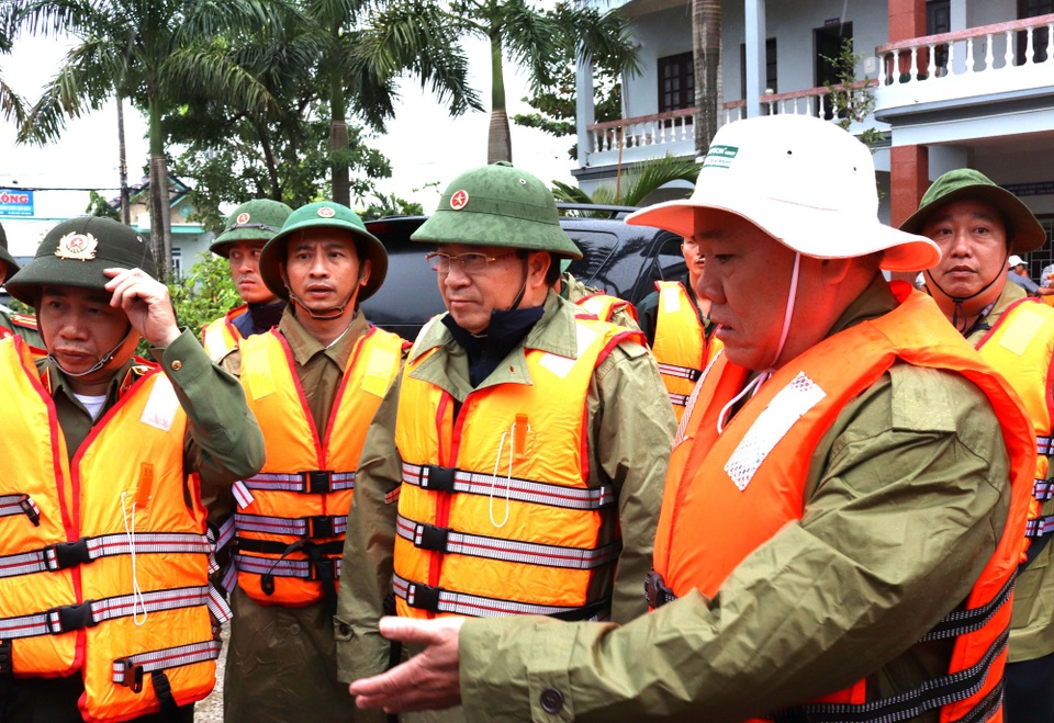 Phó Thủ tướng Trịnh Đình Dũng thị sát công tác ứng phó bão tại Cà Mau chiều 25/12