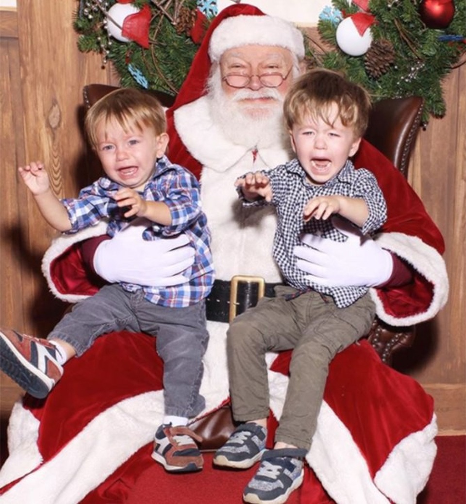 “Sao” hào hứng đưa con đi gặp ông già Noel - 3
Hai con của diễn viên Renée Maynard đều hoảng sợ và khóc khi ngồi lòng Ông già Noel tạo nên 1 bức ảnh rất thú vị!