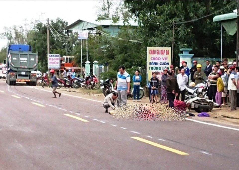 Đôi nam nữ chết thảm dưới gầm xe đầu kéo - 1 Đôi nam nữ chết thảm sau khi va chạm với xe đầu kéo