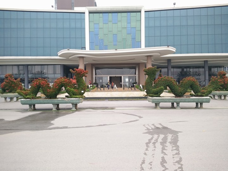 Những linh vật “khủng” tạo hình từ hàng trăm cây hoa mẫu đơn - 1 Tại triển lãm cây cảnh nghệ thuật, đá phong thủy... khu vực phía Bắc lần thứ nhất 2017 (đến hết ngày 2/1/2018) đang diễn ra tại Ninh Bình, ngoài những cây cảnh có giá trị cao, còn có nhiều linh vật được làm từ hàng trăm cây hoa mẫu đơn ta được đem trưng bày cho khách chiêm ngắm.