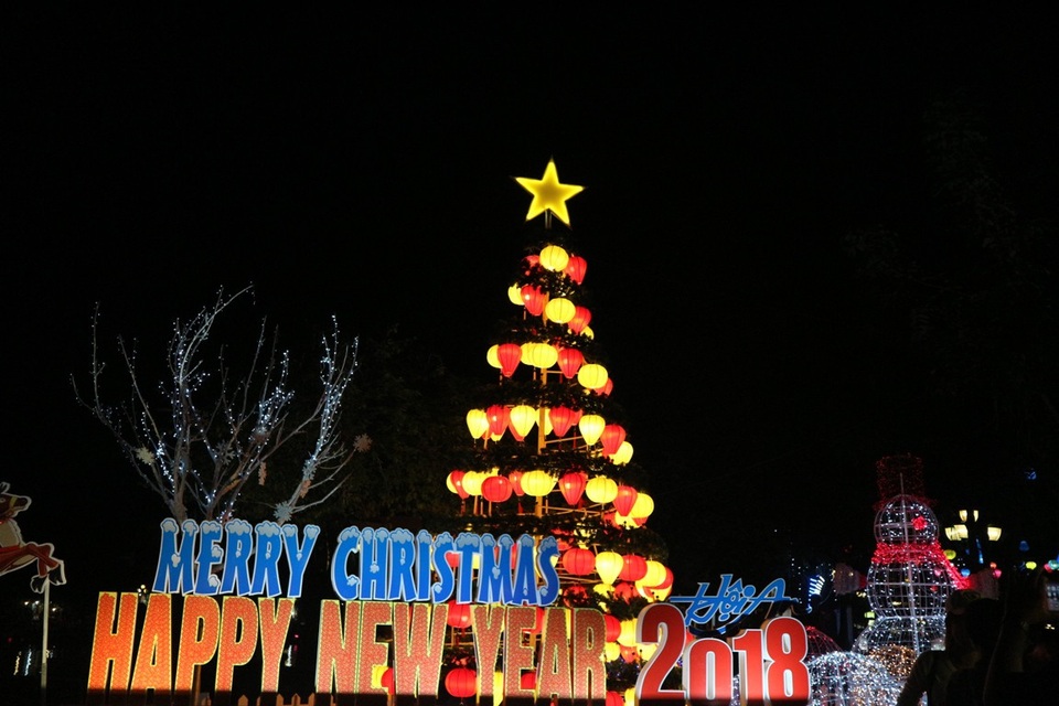 Một Hội An rực rỡ chào mừng năm mới 2018. Phố cổ đã được công nhận là Di sản văn hóa thế giới muốn gửi đi thông điệp hòa bình, lời chúc hạnh phúc, thịnh vượng đến người dân cùng du khách trong năm mới