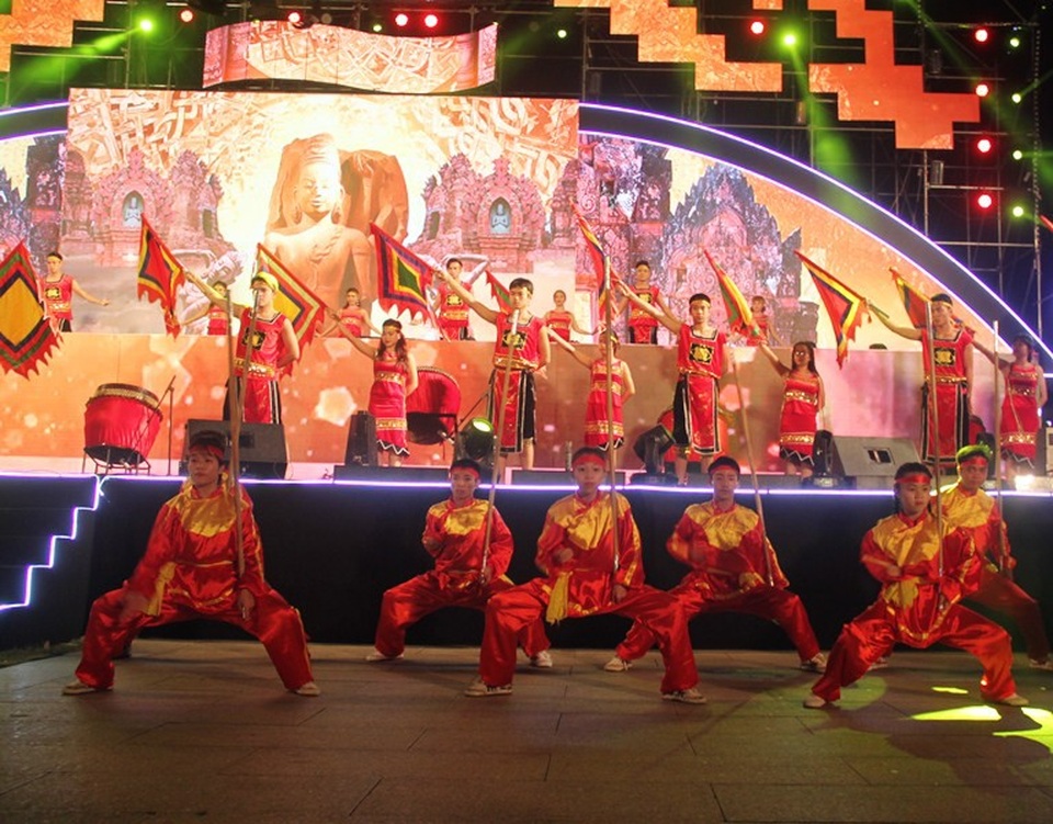 Chương trình mở màn với tiết mục múa trống Hào khí Tây Sơn với sự tham gia biểu diễn của gần 100 nghệ sỹ, võ sỹ, vũ công chuyên nghiệp vô cùng sống động, độc đáo mang âm hưởng hùng tráng, tôn vinh nét đẹp văn hóa của quê hương Bình Định.