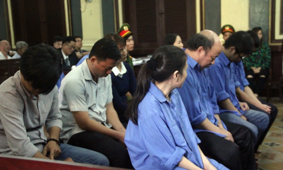 Giám đốc ngân hàng chiếm đoạt 2.660 lượng vàng đối mặt với án tử hình - 2 Phiên tòa dự kiến kéo dài đến ngày 15/12.