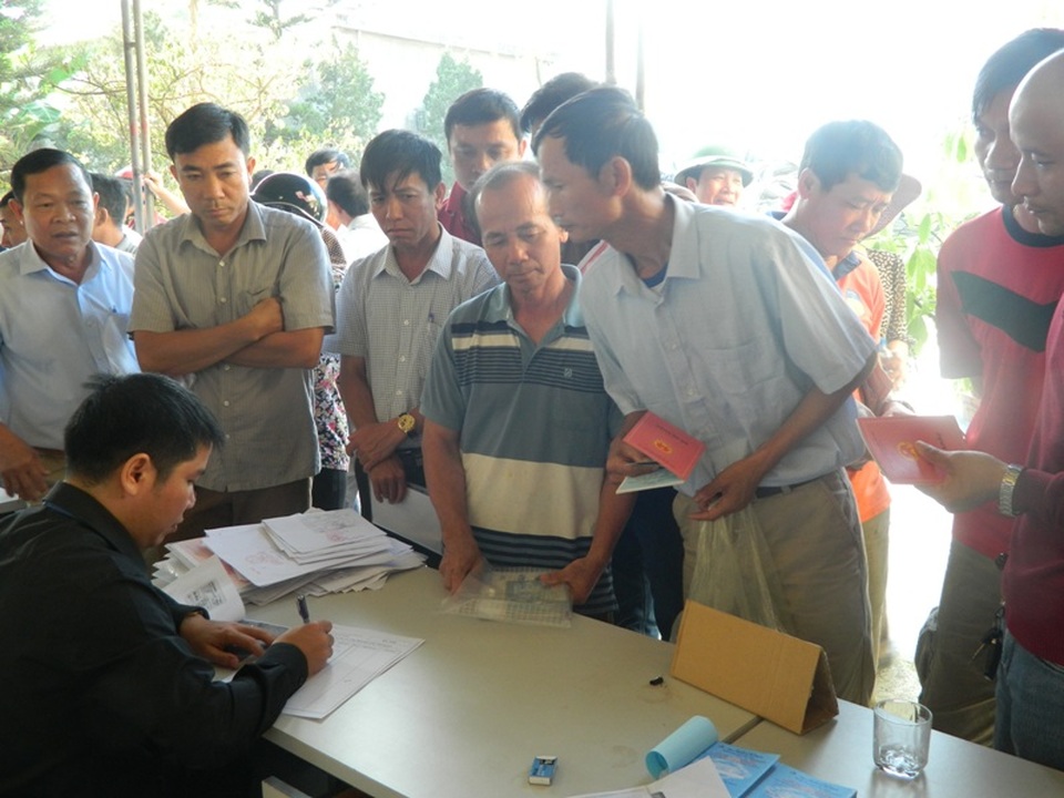 Người dân đổ xô đi làm thủ tục miễn phí qua trạm BOT - 1 Người dân đổ xô đi làm thủ tục miễn phí qua trạm BOT - 1