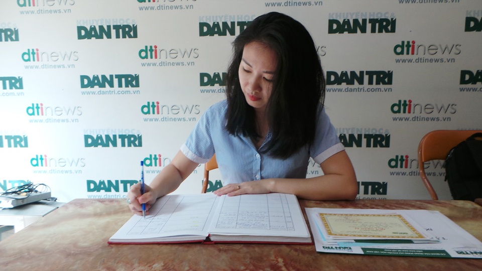 Bạn đọc Dân trí đã ủng hộ hơn 1,7 tỷ đồng giúp đỡ đồng bào miền núi bị lũ quét - 2
Bà Đào Hồng Anh, Trưởng phòng Truyền thông Tập đoàn Tân Á Đại Thành, thay mặt đơn vị đến Báo Dân trí để ủng hộ số tiền 20.000.000 đồng đến bà con vùng lũ phía Bắc.