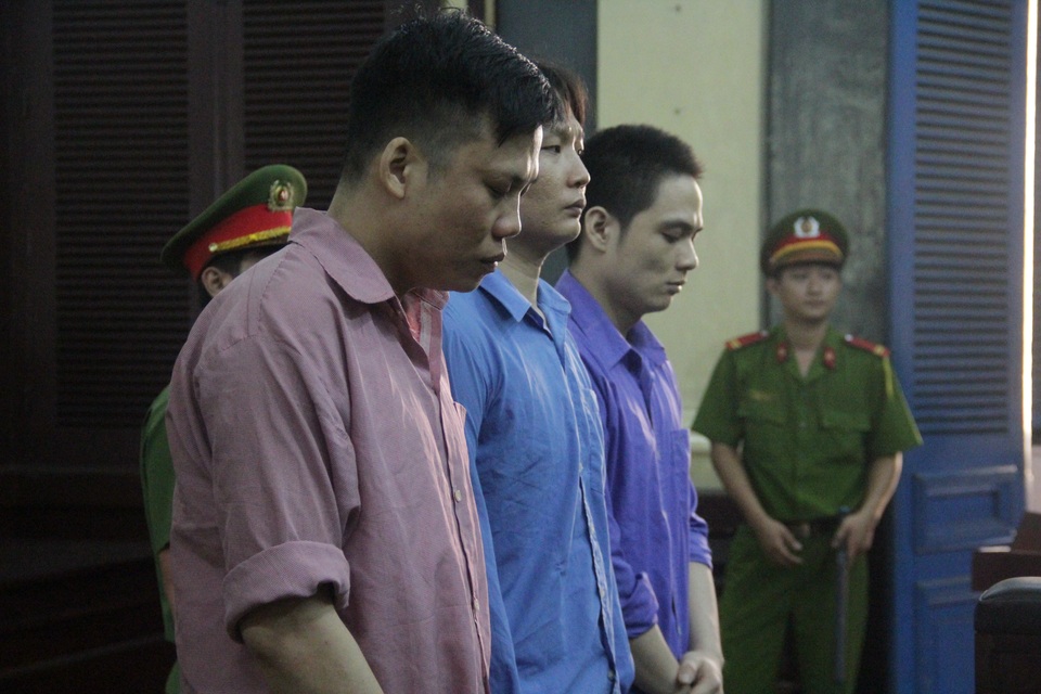 Nguyên cảnh sát điều tra gọi giang hồ “xử” chủ nợ - 2 Các bị cáo tại tòa.