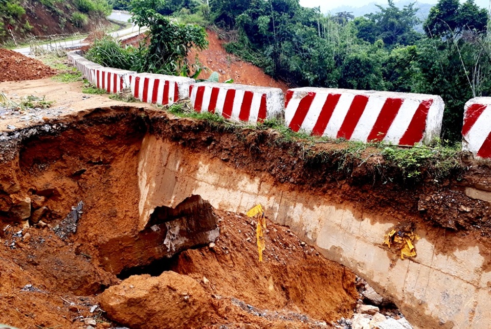 Những hố sâu sụt lún về phía ta luy âm.