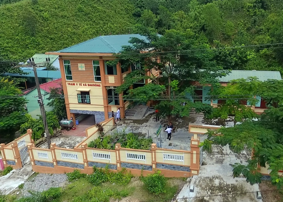 Những tín hiệu “lạ” ở huyện nghèo vùng cao Đakrông - 2
Trạm y tế xã Đakrông được xây dựng khang trang giúp công tác chăm sóc sức khoẻ cho người dân được tốt hơn. Trước đây, trạm y tế Đakrông chỉ là căn nhà cấp 4 lụp xụp. (Ảnh: Nguyễn Thanh)