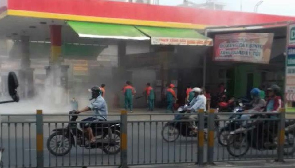 Cửa hàng xăng dầu bốc khói nghi ngút, nhiều người tháo chạy - 2 Nhiều nhân viên cây xăng dùng bình chữa cháy mini để khắc phục sự cố