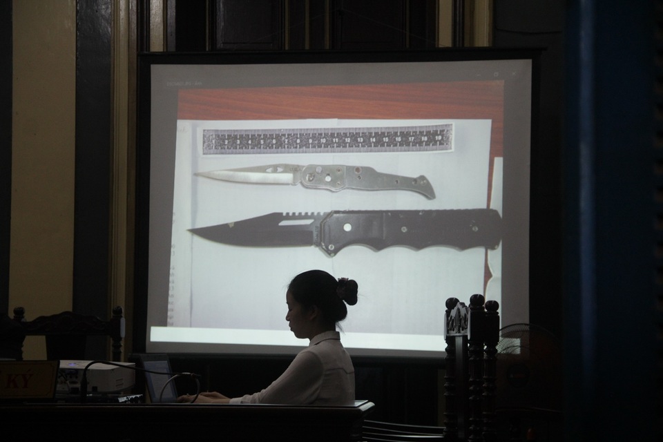 Nguyên điều tra viên giết người lãnh án chung thân - 2 Hai con dao được xác định là hung khí của vụ án.