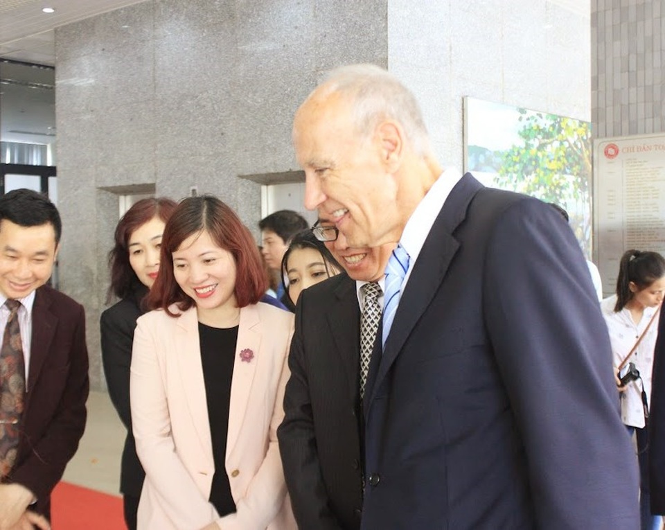 Tổng Giám đốc WIPO: Sinh viên chính là nhân tố lan tỏa kiến thức về sở hữu trí tuệ - 1
Ông Francis Gurry, ấn tượng với triển lãm ảnh “Hệ sinh thái đổi mới sáng tạo FTU” của các sinh viên.