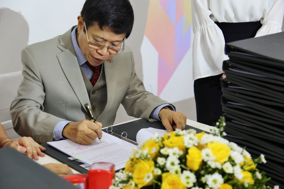 Từ tiến sĩ toán học bén duyên kinh doanh đến khách VIP của tổ hợp giải trí lớn nhất Đà Nẵng - 2 Tiến sĩ Mai Huy Tân trong một lần ký biên bản bàn giao 24 tòa Boutique Hotel Cocobay