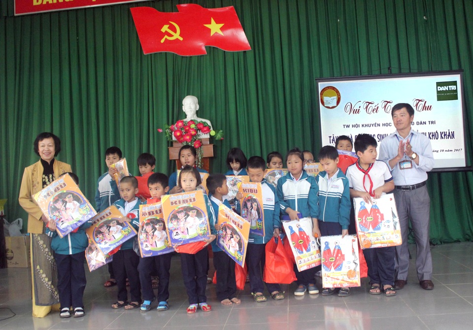 Báo Dân trí tặng quà Trung thu cho các em có hoàn cảnh khó khăn - 1 Trào quà Trung thu đến các em học sinh có hoàn cảnh khó khăn tại phường 7, Đà Lạt