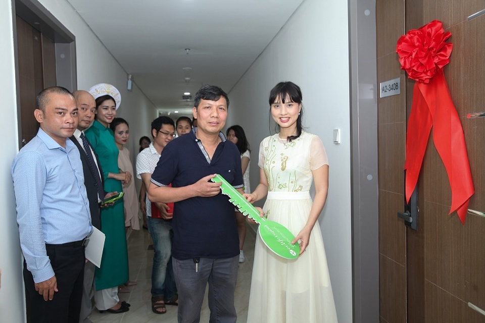 “Tòa tháp xanh” EcoLife Capitol chào đón những cư dân đầu tiên - 3 Những cư dân đầu tiên của EcoLife Capitol nhận hoa và quà bàn giao căn hộ của chủ đầu tư Capital House.
