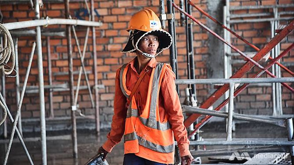 Phận đời nhọc nhằn của những người phụ nữ giúp “kiến thiết” Campuchia - 2 Khuon Theourn tại công trường (Ảnh: Media Corp)