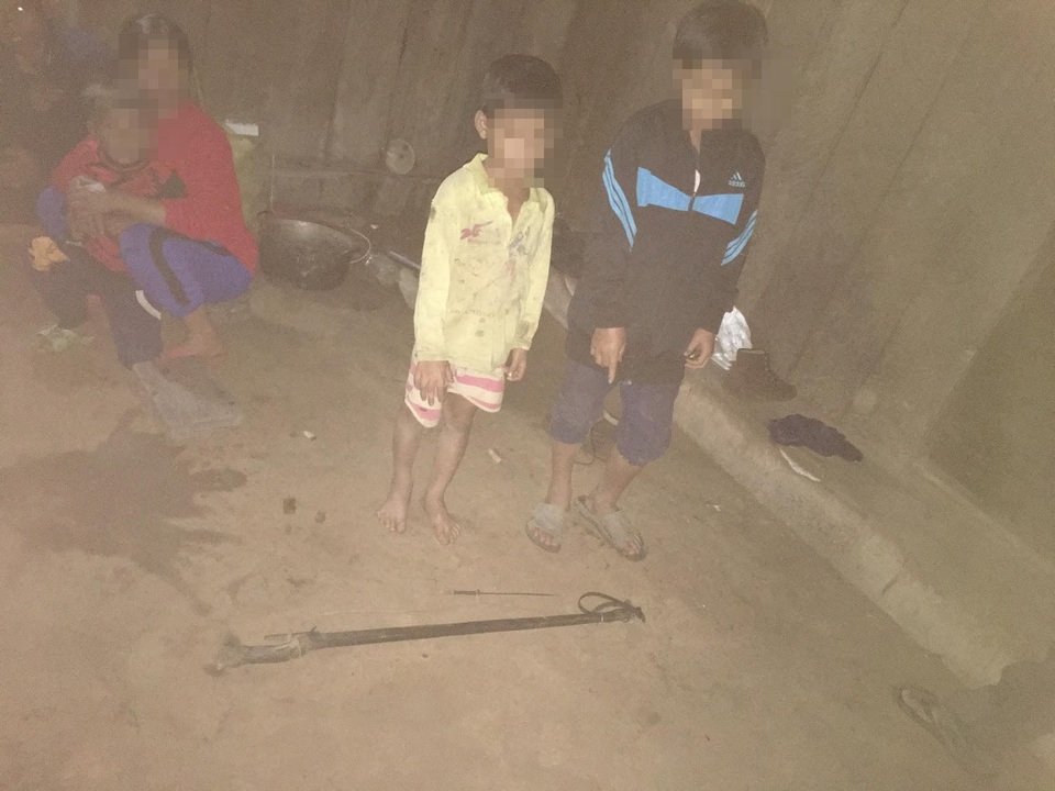 Mang nỏ tự chế đi bắt chuột, không may bắn trúng cổ bạn - 1
Hai cháu A.Đ. và A.C. bên chiếc nỏ tự chế dùng để bắn chuột (ảnh: Hồng Lê)