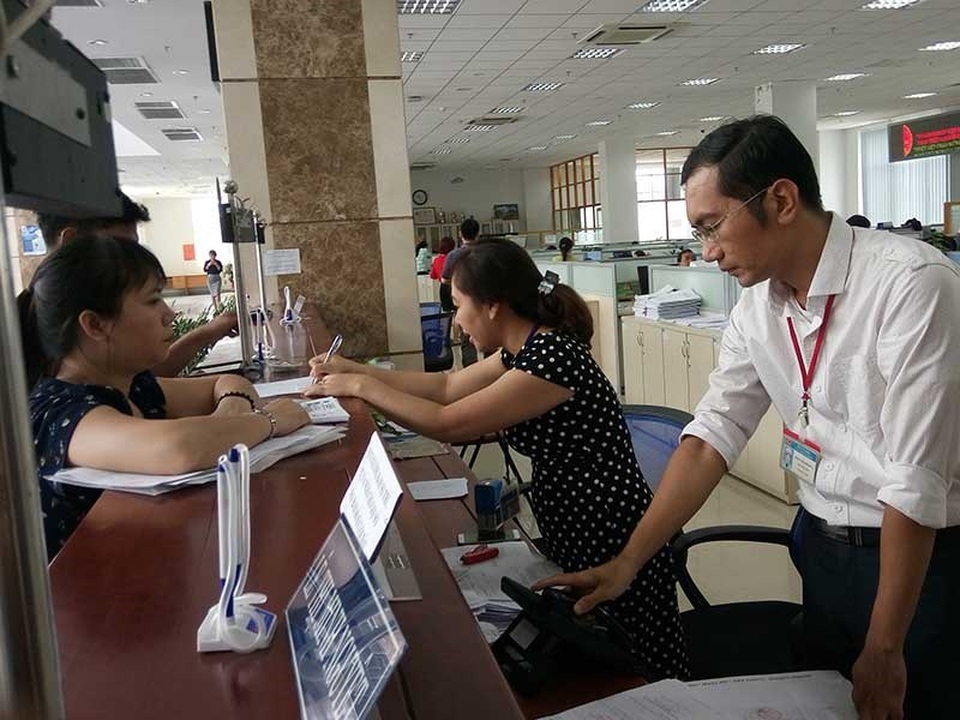 
Người dân đến làm thủ tục thuế tại trụ sở Cục Thuế TP.HCM. Ảnh: Q.Huy
