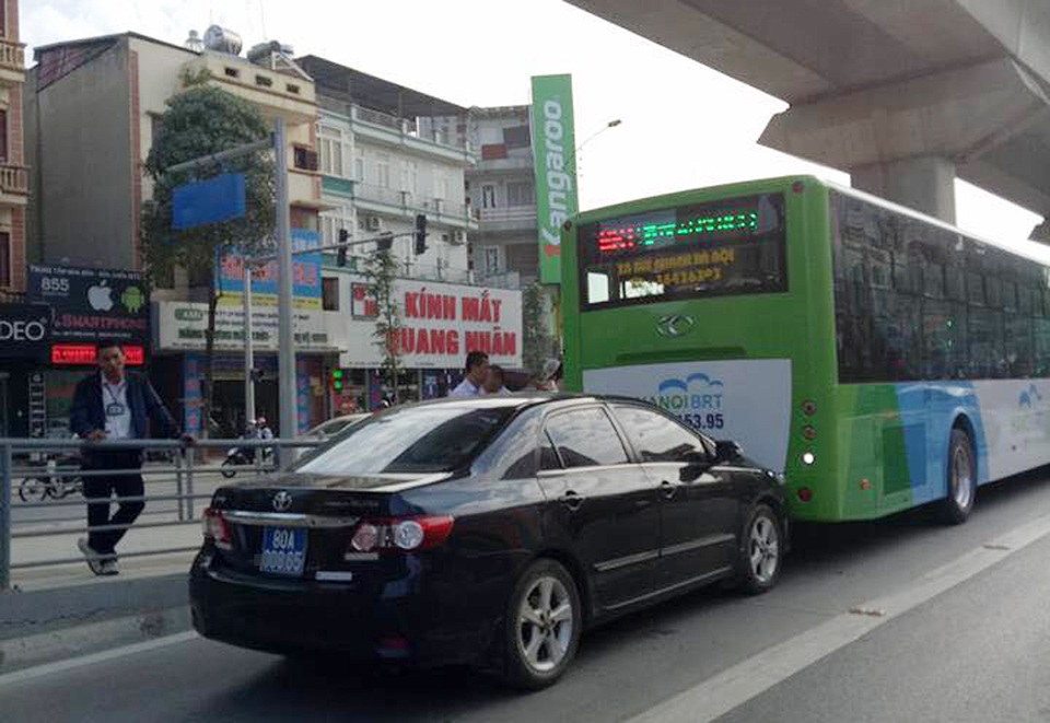 Xe biển xanh lấn làn, “húc” đuôi xe buýt nhanh - 2
Xe biển xanh húc đuôi xe buýt nhanh (Ảnh do Xí nghiệp buýt nhanh cung cấp).