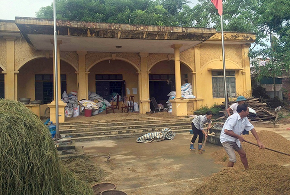 Nhiều làng xã Hà Nội chìm trong biển nước - 5 Người dân hối hả chạy lũ do sạt đê sông Bùi 2 gây ra