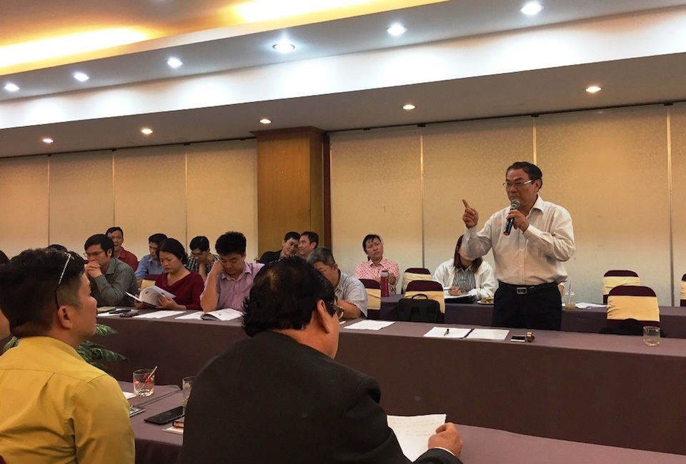 Tiến sĩ Bùi Văn Quyền đưa ra ý kiến thảo luận