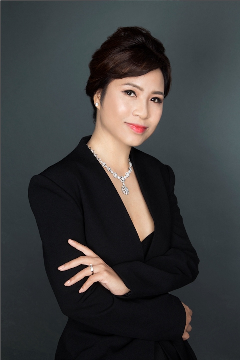 Nữ doanh nhân Hà Nội rạng rỡ cùng trang sức PNJ - 2 Doanh nhân Bùi Thanh Huyền sở hữu phong cách sang trọng trong trang sức Kim cương được thiết kế đầy tinh tế.