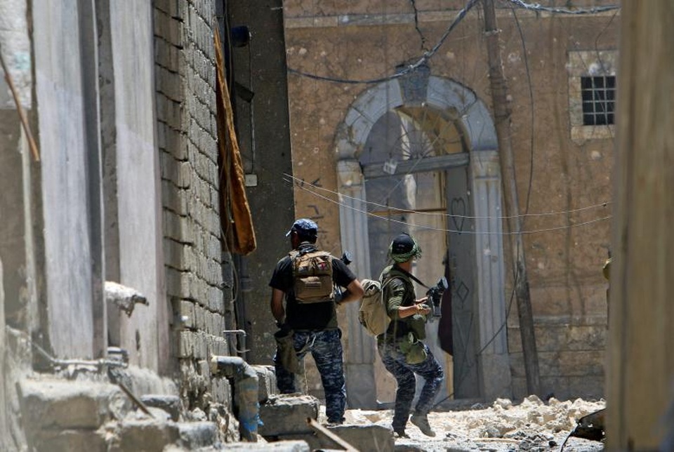 Thành phố Mosul sắp được giải phóng sau 3 năm bị IS chiếm đóng - 1
Ngày 26/6, quân đội Iraq cho biết chiến sự giữa lực lượng Iraq và IS sắp đến hồi kết trong vài ngày tới. Trung tá Abdul Ghani al-Assadi, chỉ huy Lực lượng chống khủng bố ở thành phố Mosul, cho biết quân đội đang tấn công khu vực còn lại mà IS kiểm soát ở thành cổ Mosul, khu vực được coi là thành trì của IS. Trong ảnh: Cảnh sát liên bang Iraq ném lựu đạn tấn công mục tiêu IS ở Mosul. (Ảnh: Reuters)