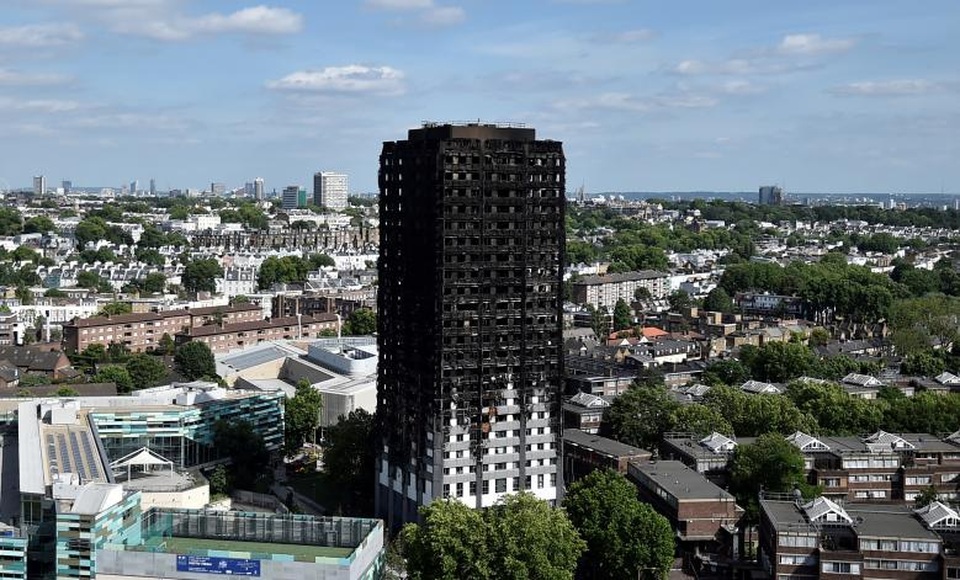 Những hình ảnh nổi bật thế giới tháng 6 - 8 
Tòa tháp Grenfell ở khu Bắc Kensington, Tây London, Anh bị cháy đen sau trận hỏa hoạn thảm khốc ngày 16/6. (Ảnh: Reuters)