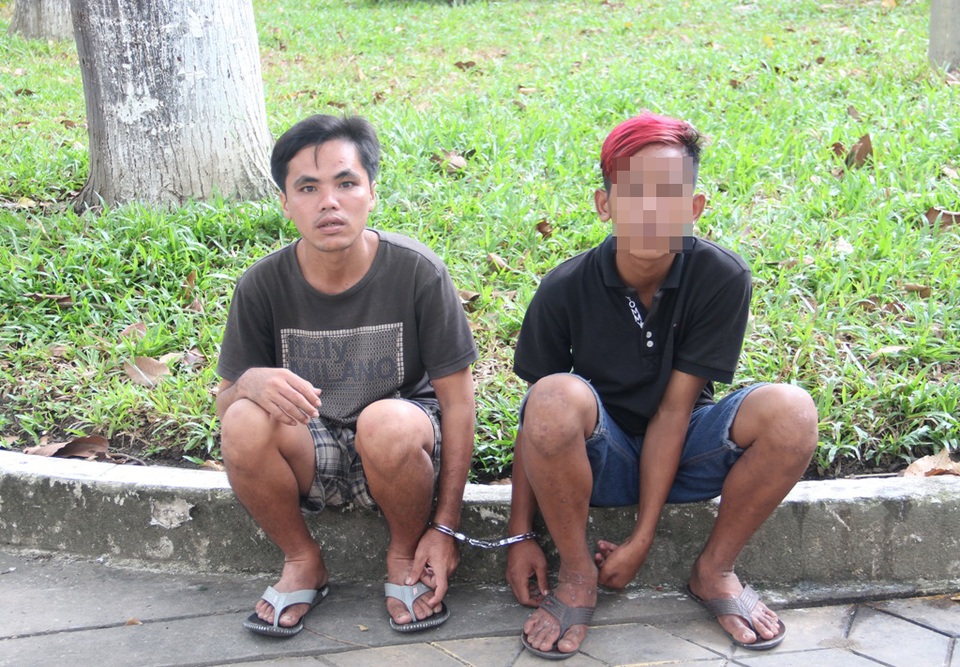 Hỏi mượn điện thoại không được thì... cướp - 1
Đối tượng Nguyễn Văn S. (phải) và Từ Văn Khăng.