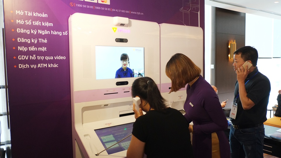 TPBank muốn giải bài toán 20 năm trong 1 năm bằng ngân hàng số - 2
LiveBank thu hút nhiều khách tham dự Banking Vietnam 2017 mở tài khoản, trải nghiệm dịch vụ ngân hàng số hiện đại