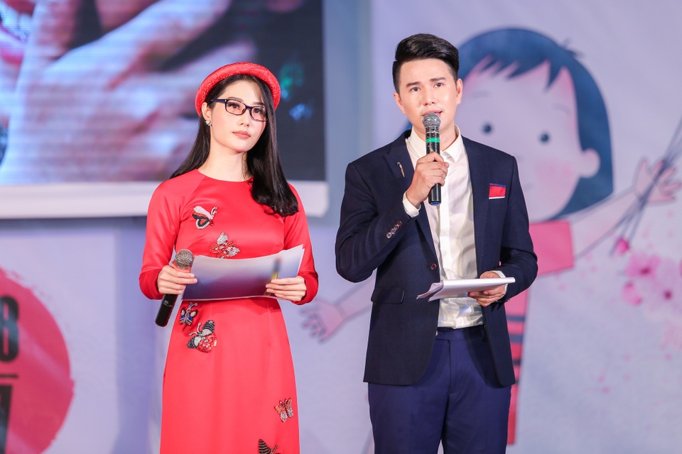 Vũ Mạnh Cường, Diễm My giúp đỡ trẻ em là nạn nhân giao thông - 3 Diễm My 9x và MC Vũ Mạnh Cường đã ủng hộ bằng việc bán đồ cũ làm từ thiện và kêu gọi mọi người chung tay giúp đỡ các em nhỏ là nạn nhân tai nạn giao thông.