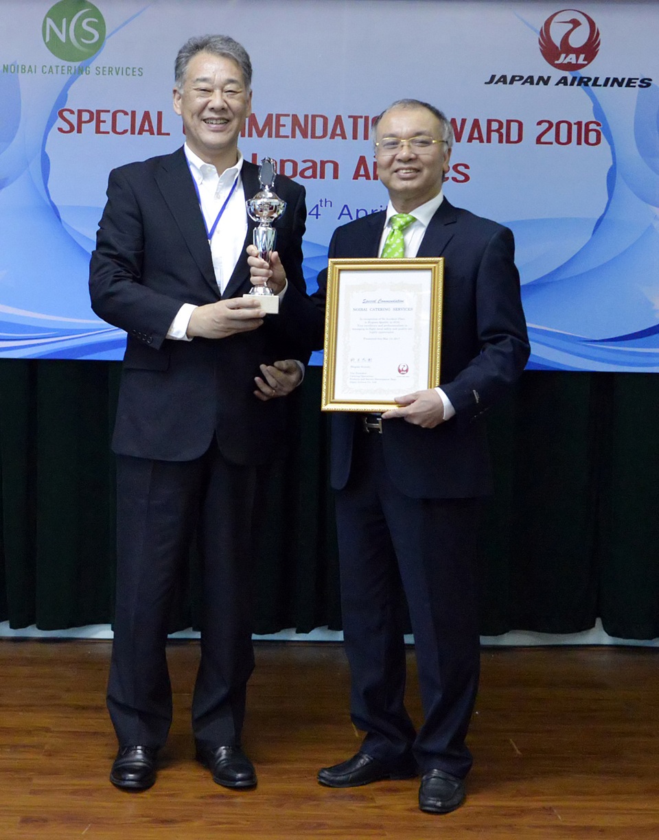 Công ty suất ăn hàng không Việt Nam đoạt giải xuất sắc nhất năm 2016 - 1 Ông Trần Thanh Sơn – Tổng giám đốc NCS (bên phải) vinh dự đại diện nhận giải thưởng lần thứ 3 từ Tổng đại diện của Japan Airlines tại Hà Nội