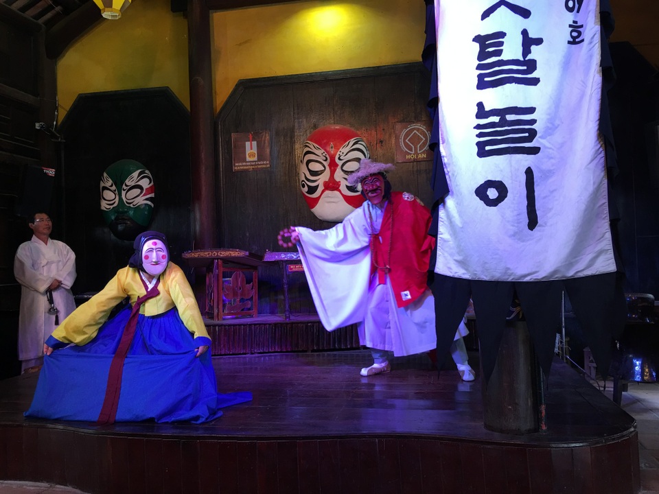 Nghệ sĩ Hàn Quốc múa 2 mặt nạ trong lần giao lưu tại Hội An năm trước
