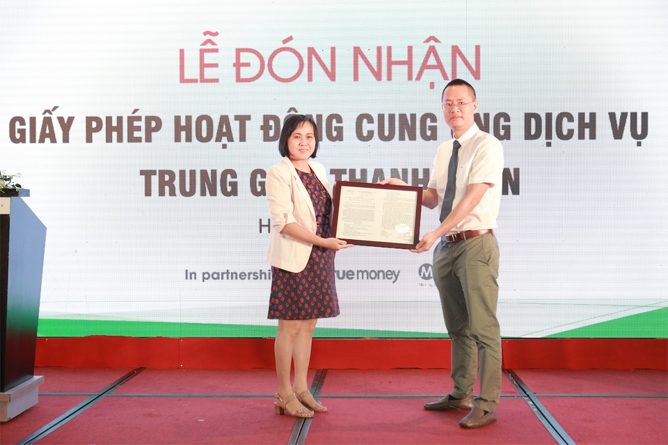 1Pay được cấp phép dịch vụ trung gian thanh toán online - 1
Bà Hoàng Tuyết Minh, Phó Vụ trưởng Vụ Thanh toán Ngân hàng Nhà Nước trao giấy phép tới ông Đinh Quang Huy, Tổng giám đốc 1Pay.