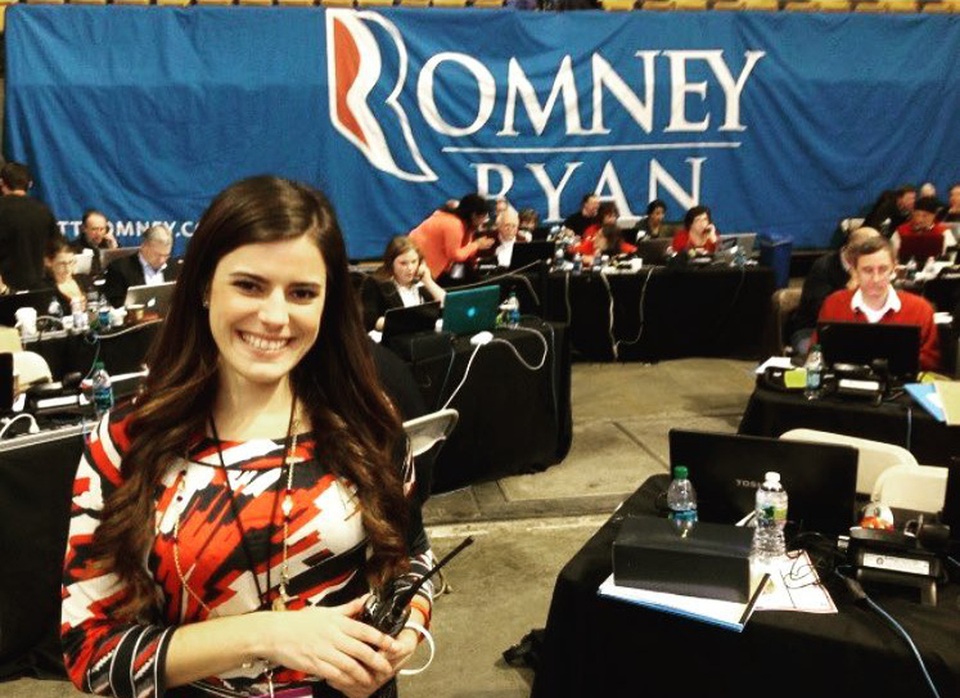 
Trước khi trở thành trợ lý của Tổng thống Trump, Westerhout đã làm phụ tá cho nhiều chính khách trong các chiến dịch tranh cử khác nhau. Trong ảnh: Madeleine Westerhout làm tình nguyện viên trong chiến dịch tranh cử Tổng thống của Thượng nghị sỹ Mitt Romney năm 2012. (Ảnh: Facebook)
