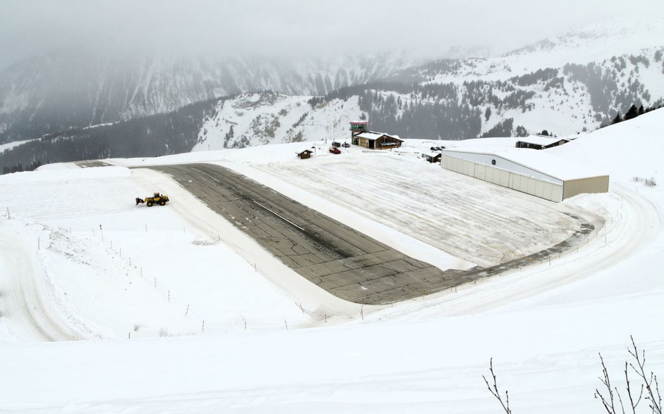 Những sân bay lạ lùng nhất thế giới - 2
Đường băng tại sân bay Courchevel, Pháp chỉ dài 525m và dốc tới 18,5 độ. Chỉ có những phi công dày dạn kinh nghiệm mới có thể hạ cánh tại đây. (Ảnh: sân bay Courchevel)