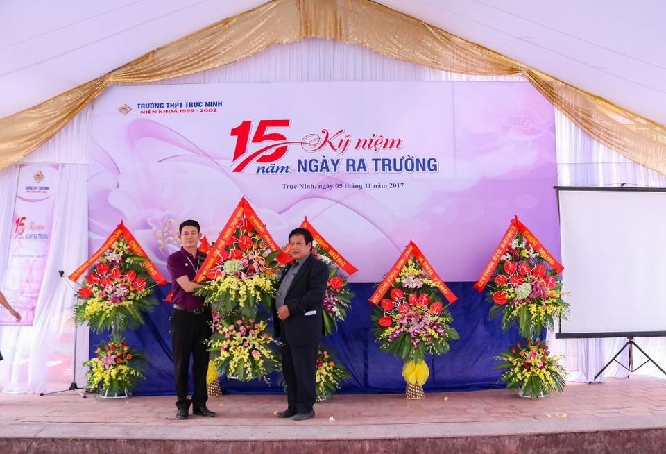 "Chúng mày ơi, về với trường, với lớp đi…" - 2
Bạn Đào Mạnh Tường - đại diện BTC Hội Khóa nhận lãng hoa chúc mừng từ BGH nhà trường