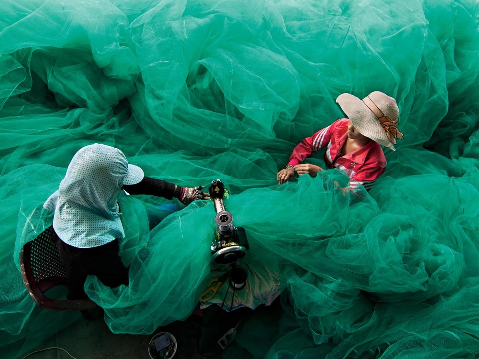 Những hình ảnh xuất sắc của nhiếp ảnh gia Việt đăng trên National Geographic - 2
Những người dân đang đan lưới tại một làng chài ở Vĩnh Hy, tỉnh Ninh Thuận. (Click vào đây để xem ảnh kích thước lớn)