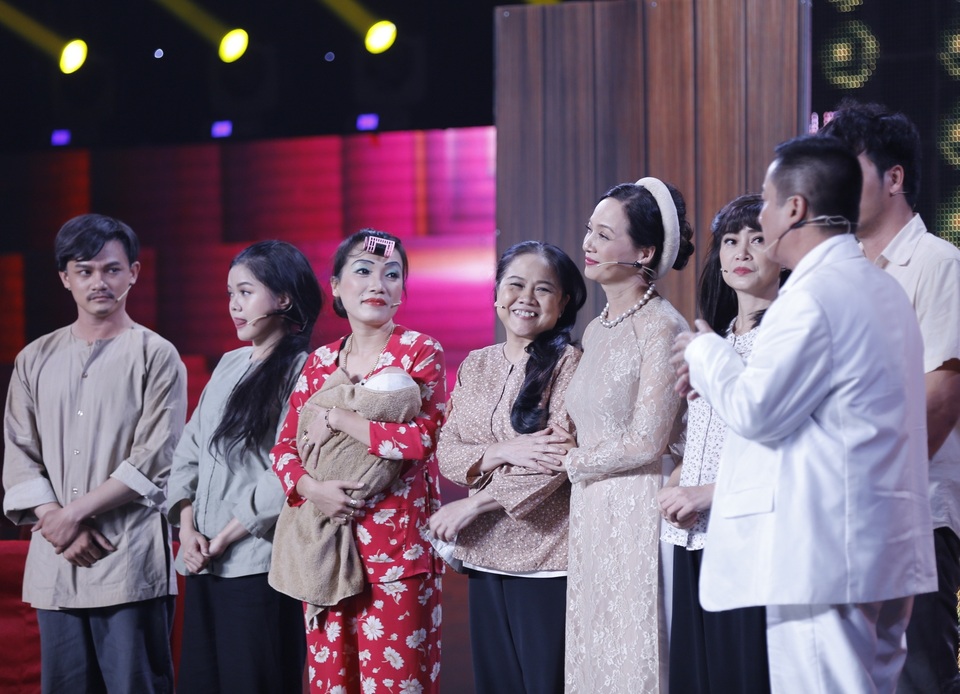 NSƯT Chí Trung “đối đầu” NSND Lê Khanh vì 4 cô gái - 8 NSND Lê Khanh và NSƯT Chí Trung lên sân khấu chúc mừng các thí sinh.