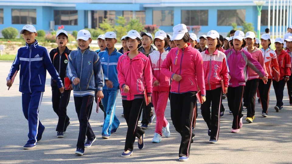 Cuộc sống thanh bình của người Triều Tiên bất chấp lệnh trừng phạt bủa vây - 2 Những học sinh tại một trại hè trong những bộ trang phục thể thao khỏe khoắn.