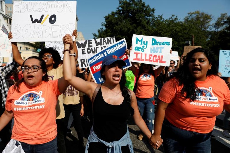 Biểu tình phản đối Tổng thống Trump hủy chương trình nhập cư DACA - 2
Người biểu tình chặn các con đường xung quanh Nhà Trắng phản đối ông Trump.