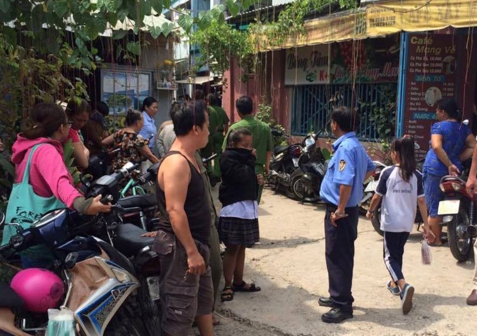 2 vợ chồng tử vong, con gái nguy kịch trong căn nhà khóa kín - 1
Công an có mặt làm rõ vụ việc