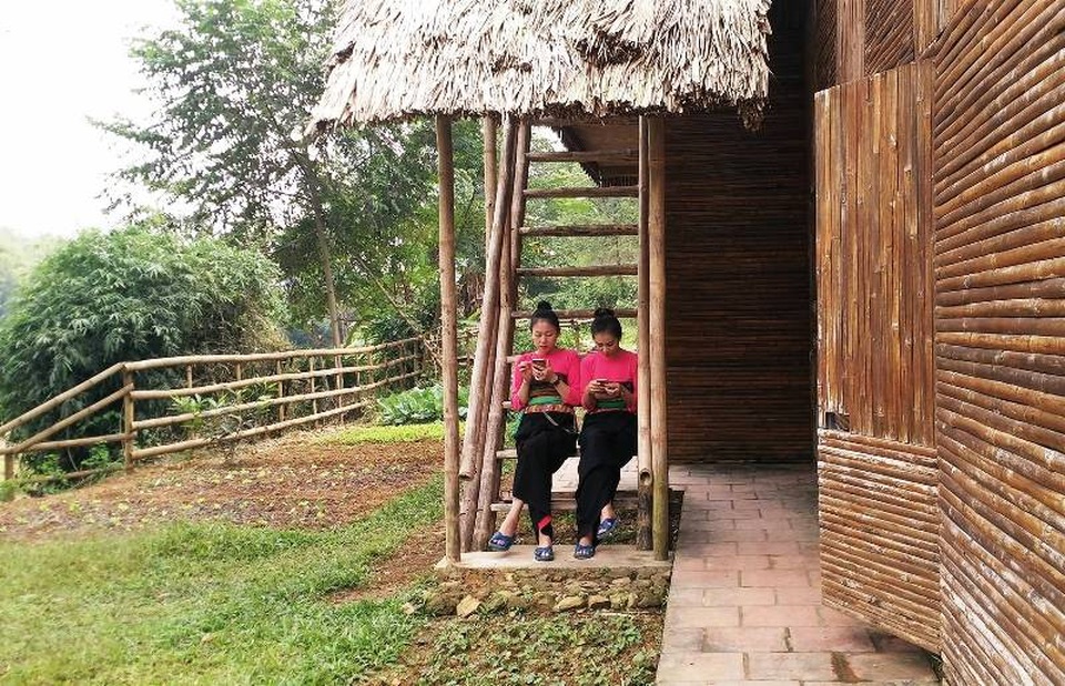 Nét đẹp của các cô gái Mường bên cầu thang nhà sàn.