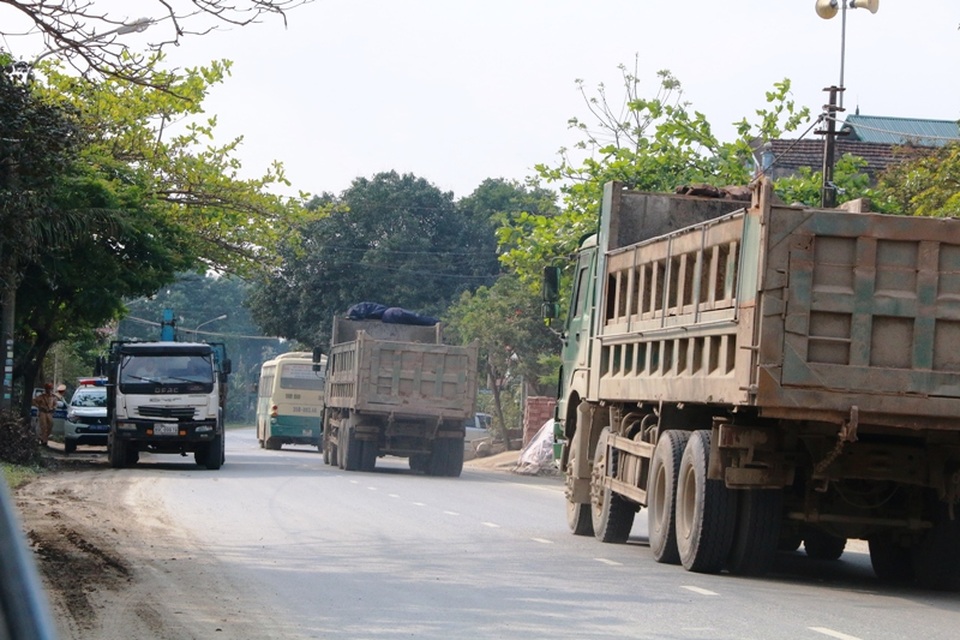 Ninh Bình: Xe tải hoành hành, quốc lộ 12B nát như… tương - 11 Từng đoàn xe tải chạy vù vù qua chốt CSGT Ninh Bình trên QL 12B