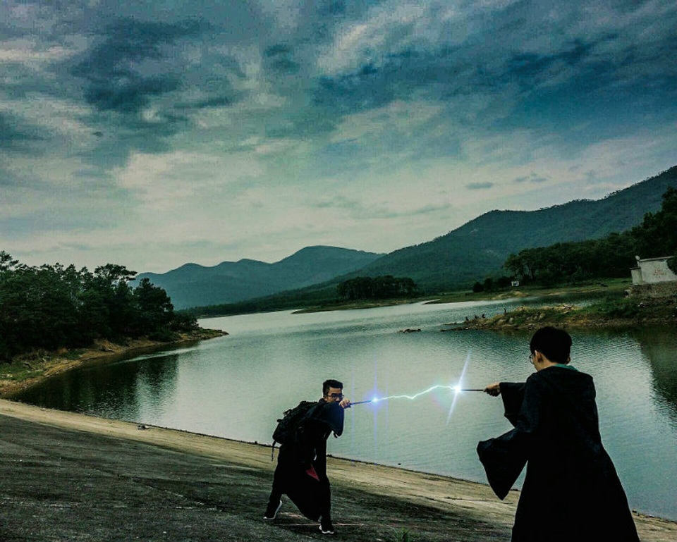 Độc đáo bộ ảnh kỷ yếu đậm chất "Harry Potter" của học sinh Hải Phòng - 3 Nguyễn Xuân Hoàng, đại diện học sinh lớp 12A3, trường THPT Ngô Quyền (Hải Phòng) chia sẻ: “Bộ ảnh này được chúng em chụp từ 26/3 với ý tưởng 4 tổ sẽ là 4 căn nhà trong truyện Harry Potter với 4 màu sắc khác nhau. Mong muốn một bộ ảnh kỷ niệm đẹp có gì đó lạ và đặc biệt một chút nên lớp đã chuẩn bị rồi thuê đồ sắm sửa trong 1 tháng”.