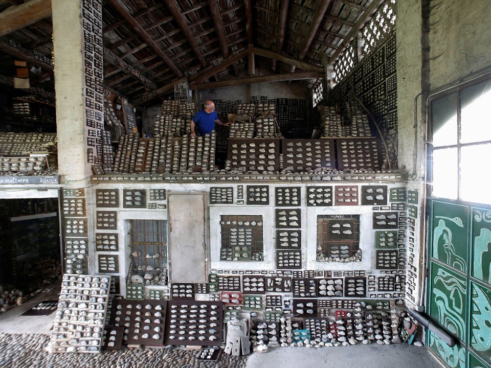 Ông Luigi Lineri sưu tập hàng chục ngàn viên sỏi, viên cuội, viên đá… với các hình thù và kích thước đa dạng trong nhà xưởng của mình ở Ý.